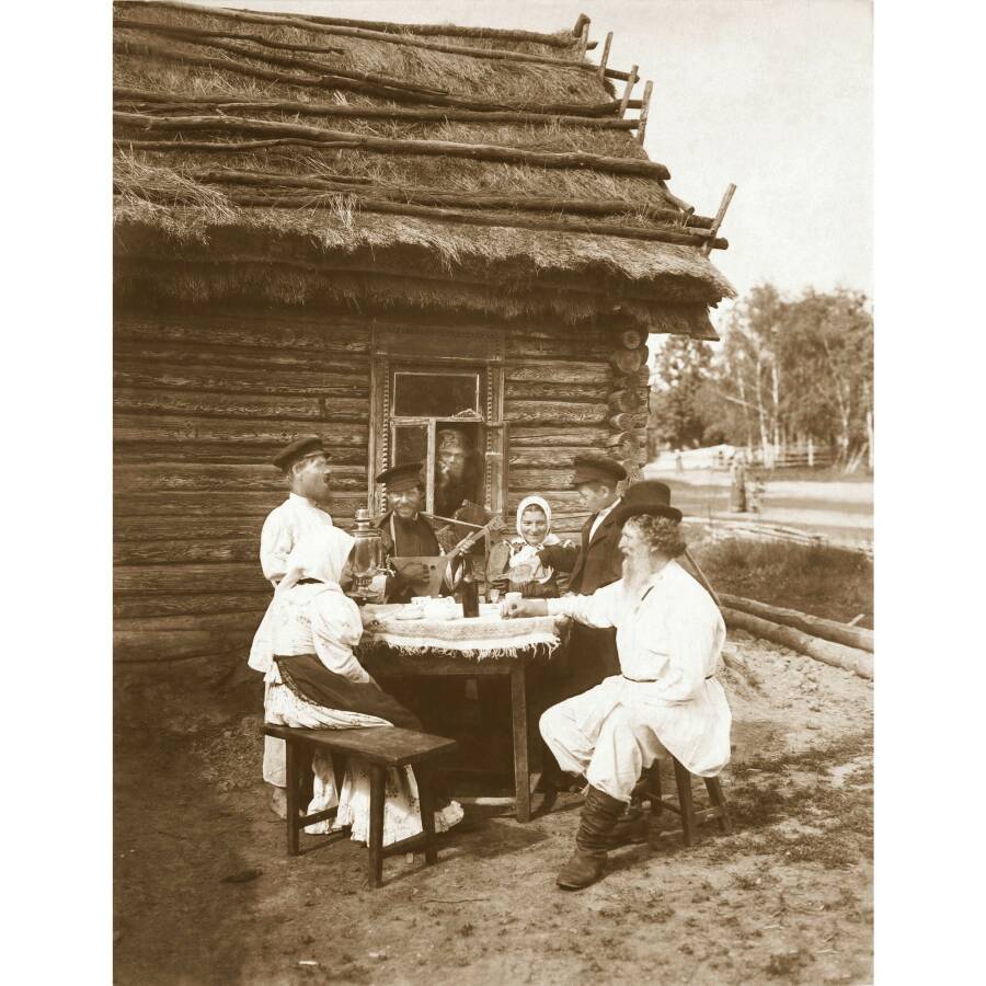 Группа крестьян за столом. Ок.1907–1915 гг. Фотография С.М. Прокудина-Горского.