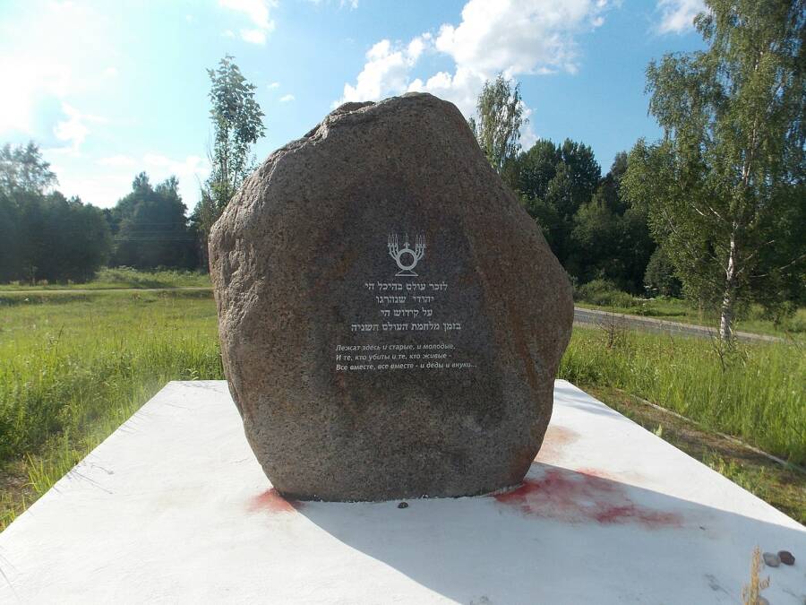 Памятный знак в окрестностях деревни Жестяная Горка. 