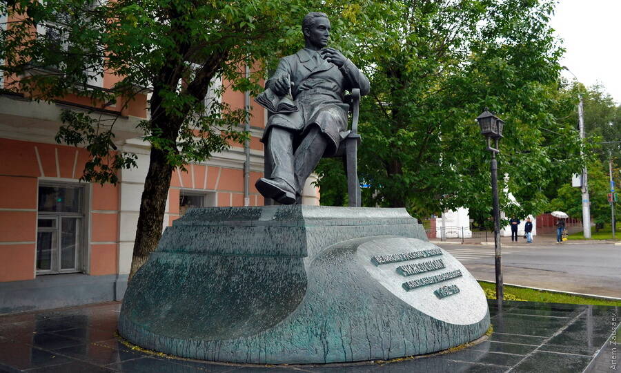 Памятник А.Л. Чижевскому в Калуге. Скульптор М.М. Малашенко, 2012 год. 
