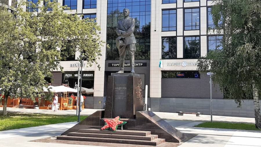 Памятник Неделину в Одинцово.