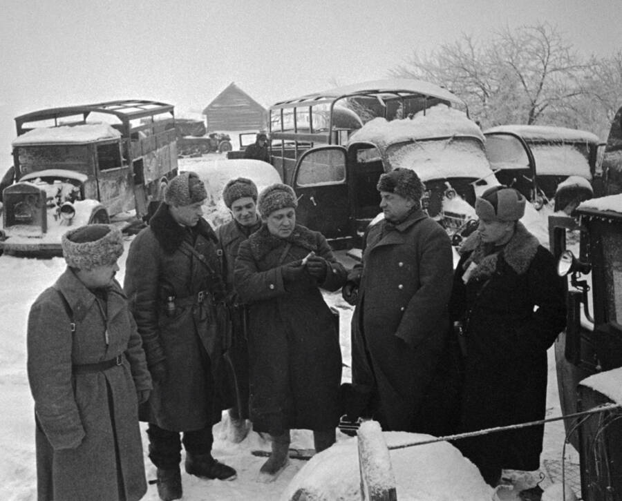 Командующий 16-й армией К. К. Рокоссовский (2-й слева) осматривает технику.