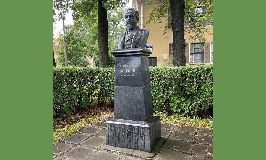 Бюст учёного на территории Боткинской больницы в Санкт-Петербурге.