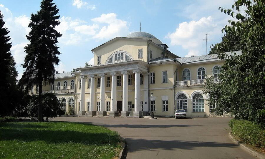 Здание Института химической физики РАН в Москве.