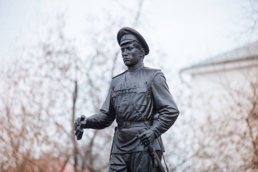 Памятник Черемисину в Шадринске. 