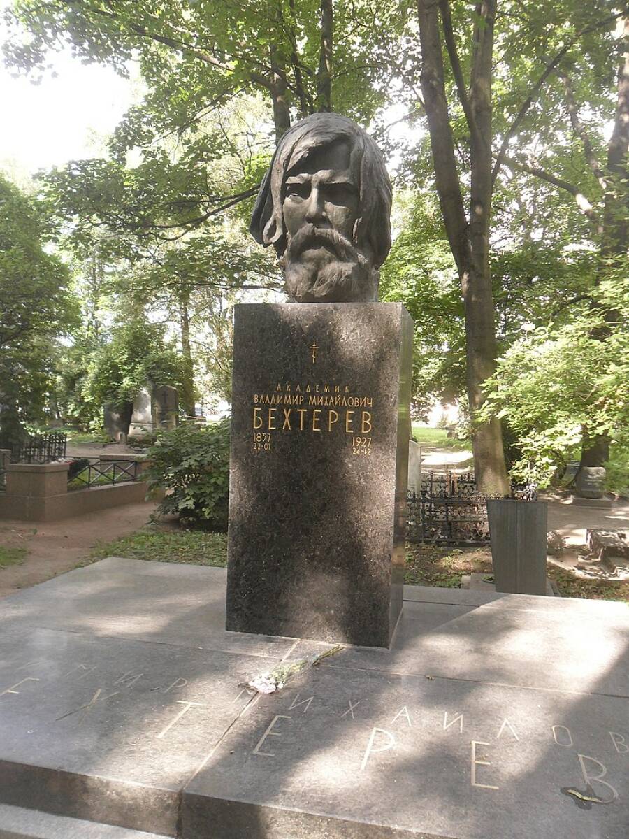  Могила Бехтерева на Литераторских мостках Волковского кладбища. 