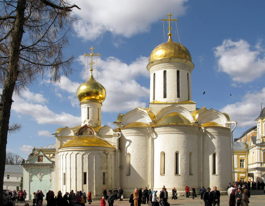 Троицкий собор Свято-Троицкой Сергиевой Лавры. 1422 год. Слева Никоновская церковь. (Сергиев Посад). Фото: Lodo27 CC BY-SA 3.0