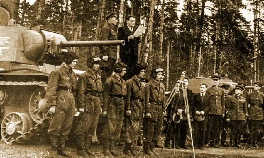  В 1942 году Самуил Маршак и художники Кукрыниксы перечислили присвоенную им Сталинскую премию на постройку танка «Беспощадный». Фото сделано на церемонии вручения машины экипажу. 
