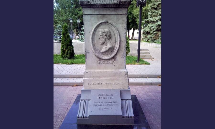 Могила И.С. Никитина в Литературном некрополе в Воронеже. 