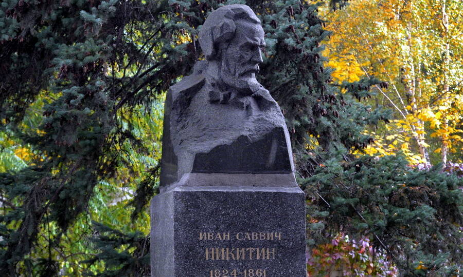 Бюст И.С. Никитина в Воронеже. Скульпторы А.С. Мещеряков и Б.С. Шамардин, 1964 год. 