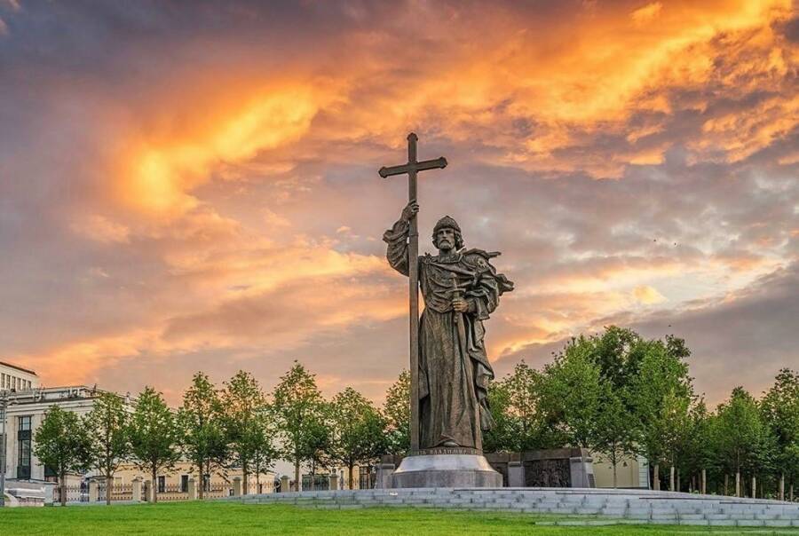 Памятник князю Владимиру на Боровицкой площади в Москве. Автор:  Игорь Соболев