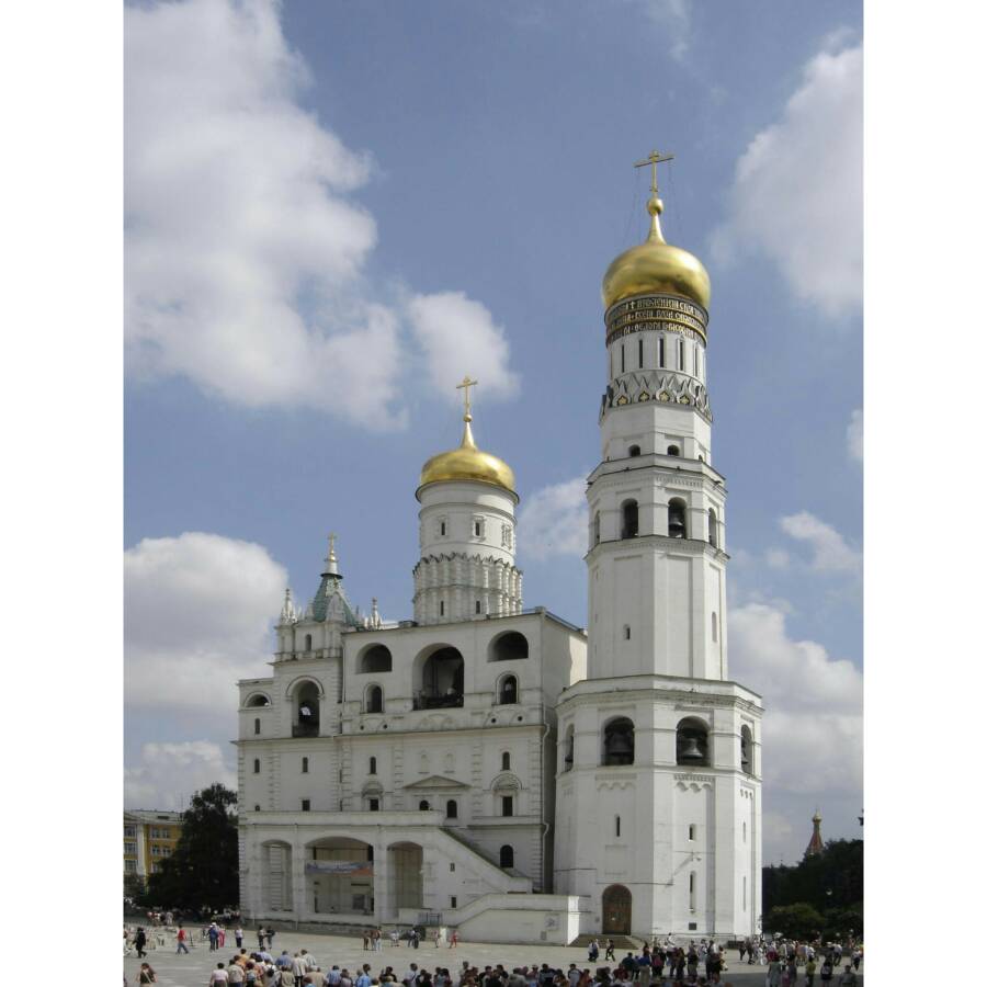 Вид Успенской звонницы и колокольни Ивана Великого (Храм Иоанна Лествичника), 2004 год. Фото: Gérard Janot CC BY-SA 3.0