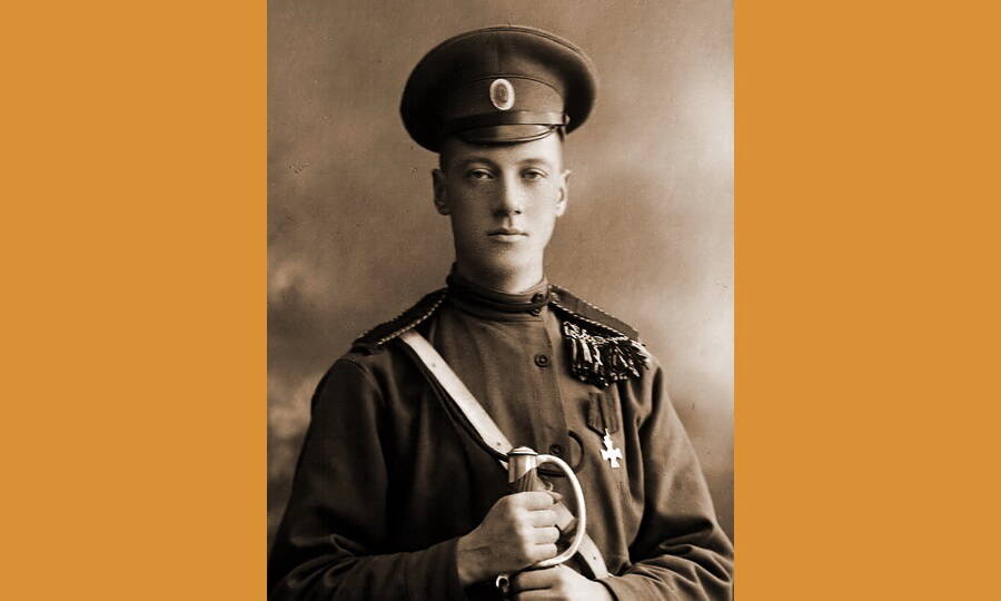 Вольноопределяющийся Николай Гумилёв в отпуске по болезни, 1915 год. 