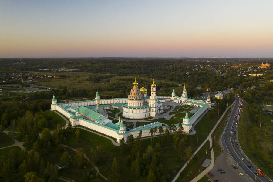 Воскресенский Ново-Иерусалимский монастырь, вид на закате. Фото: Vladimir Nesterenko CC BY-SA 4.0