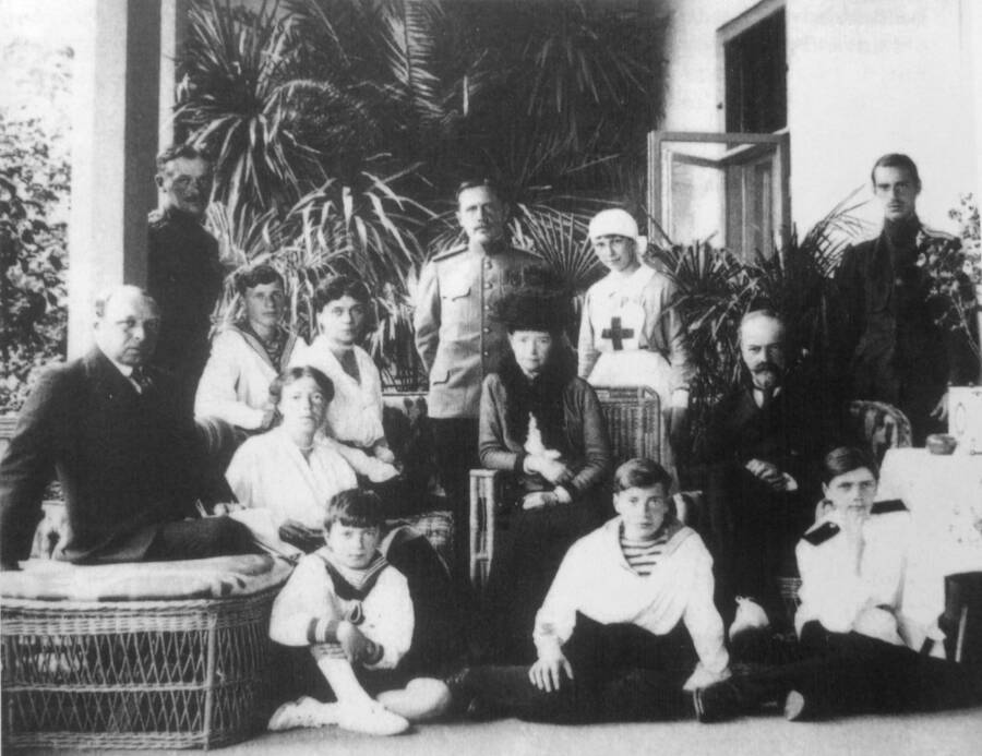 Представители царской семьи под домашним арестом в Ай-Тодоре в 1918 году.  Фогель, Ольга Константиновна Васильева, князь Андрей Александрович. Сидят: Князь Орбелиани, князь Никита, Великая княгиня Ольга, Великая княгиня Ксения, вдовствующая императрица, Великий князь Александр. На полу: князь Василий, князь Ростислав и князь Дмитрий.Фогель, Ольга Константиновна Васильева, князь Андрей Александрович. Сидят: Князь Орбелиани, князь Никита, Великая княгиня Ольга, Великая княгиня Ксения, вдовствующая императрица, Великий князь Александр. На полу: князь Василий, князь Ростислав и князь Дмитрий.