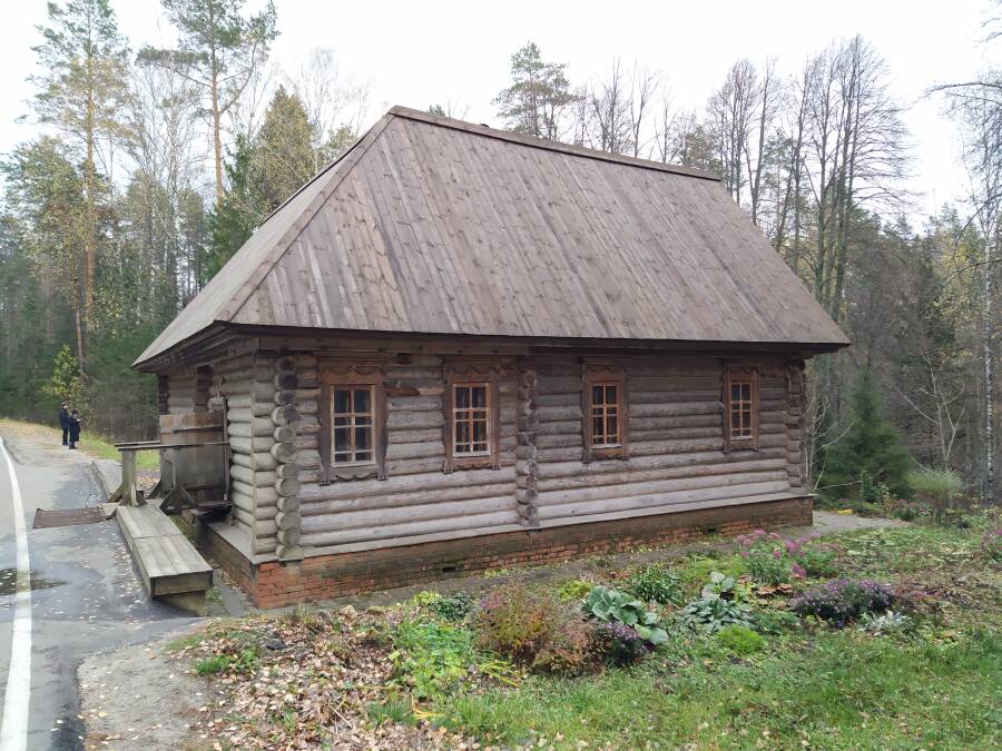 Изба на месте, где стояла хижина Серафима Саровского (фото: Иван Степалин CC BY-SA 4.0)