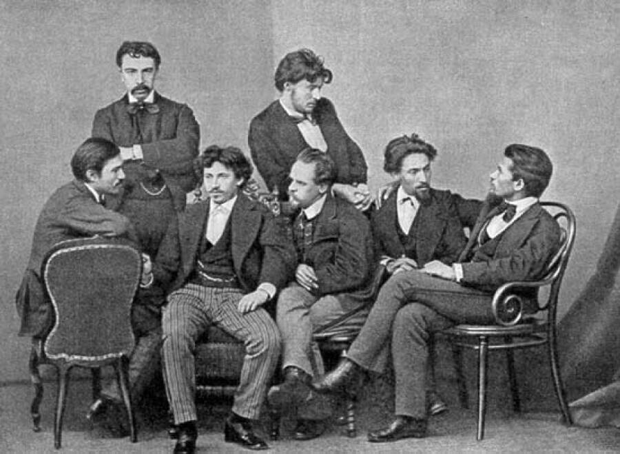 Группа выпускников академии художеств (фотография, 1871. Слева направо сидят: П.О. Ковалевский, И.Е. Репин, Е.Ф. Урлауб, К.А. Савицкий, Е.К. Макаров. Стоят - В.Д. Поленов и М.А. Кудрявцев)