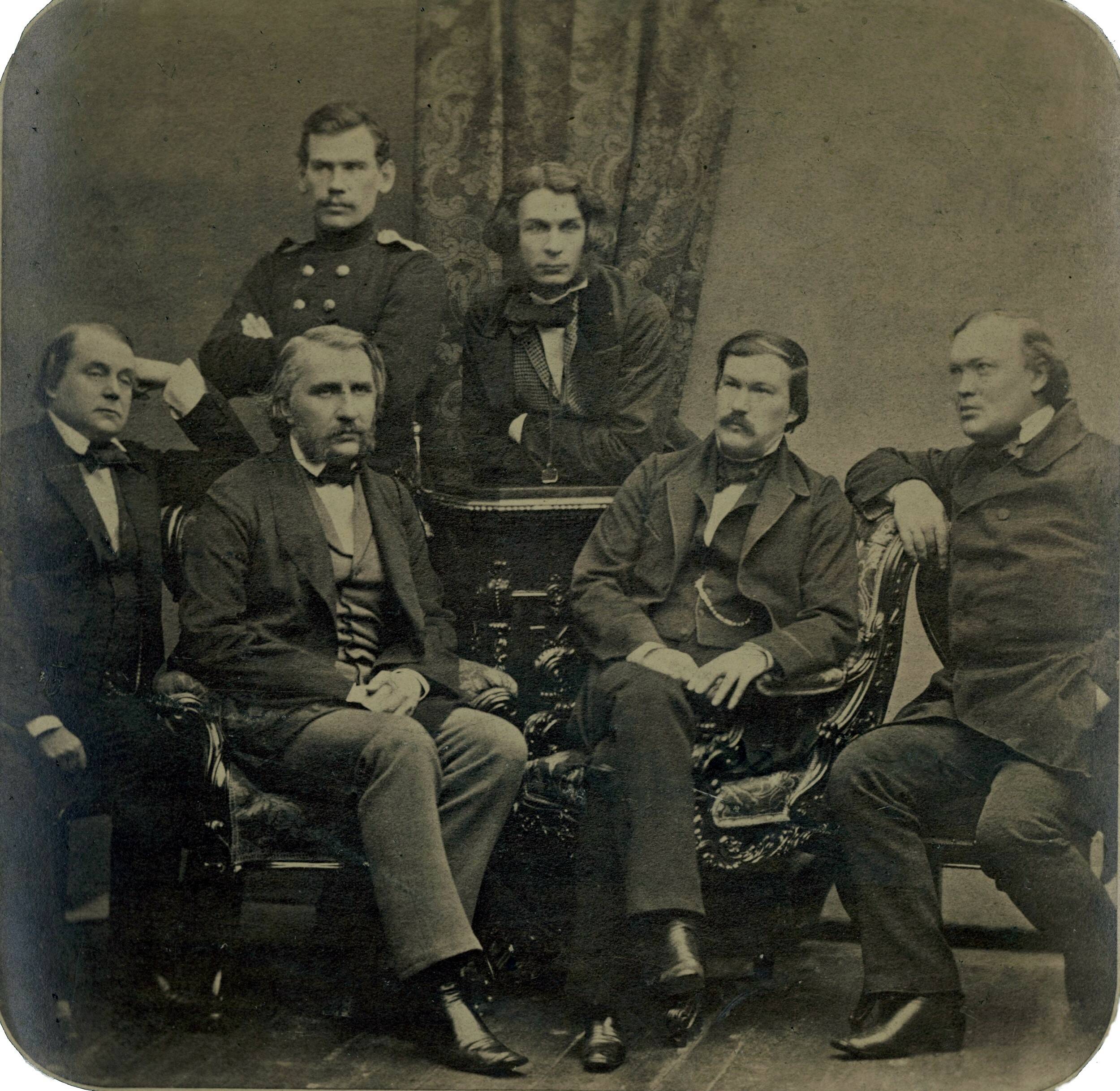 Русские писатели круга журнала «Современник». И. А. Гончаров, И. С. Тургенев, Л. Н. Толстой, Д. В. Григорович, А. В. Дружинин и А. Н. Островский. 15 февраля 1856 г. Фотография С. Л. Левицкого