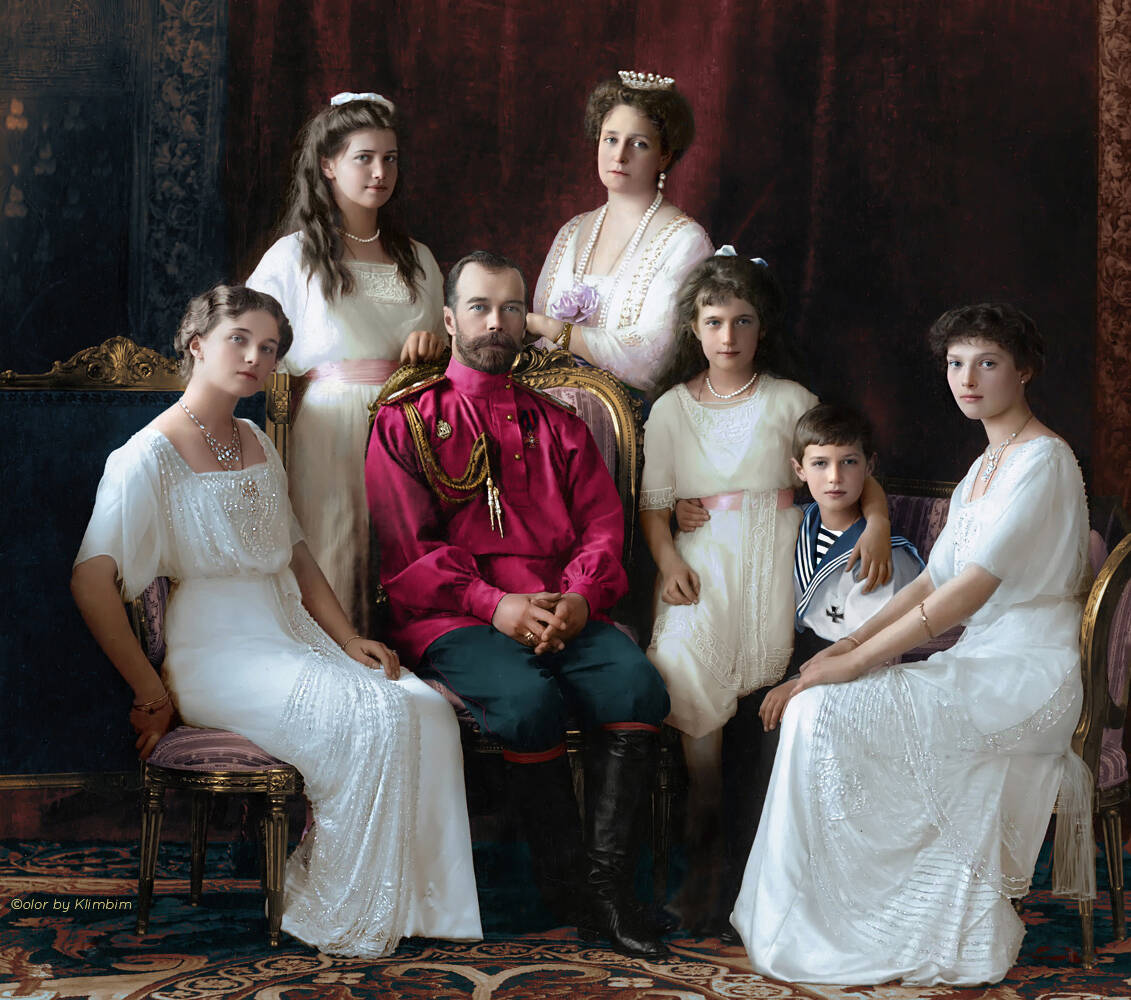 Портрет императора Николая II и императрицы Александры Федоровны с детьми. Ателье «Боассона и Эгглер». Санкт-Петербург, 1913 г. Color by Klimbim 0.2