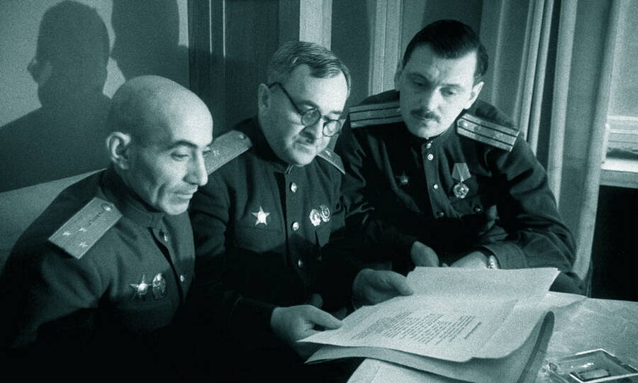 Авторы советского гимна Г.А. Эль-Регистан, А.В. Александров и С.В. Михалков, 1943 год. Со временем Александров и Михалков станут авторами современного гимна России.