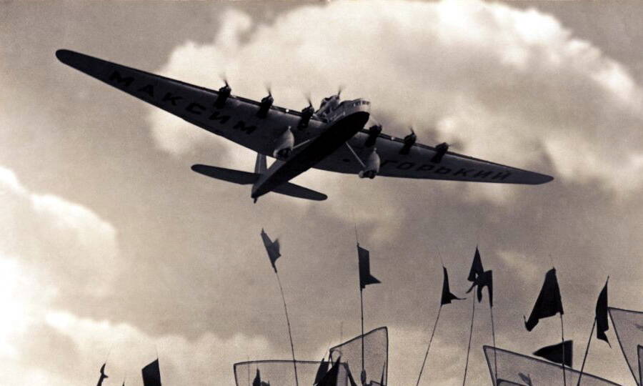 Самолёт-гигант «Максим Горький» над Красной площадью  Москве, 1934 год. 