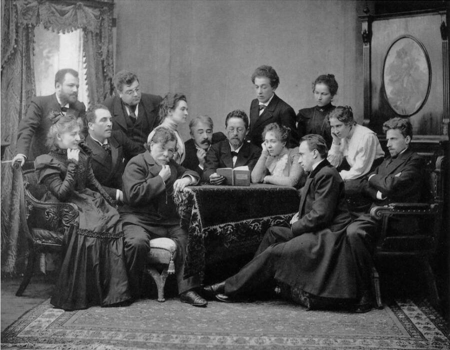 Антон Чехов читает «Чайку» артистам театра, 1898 год. Слева от Чехова сидит Константин Станиславский, рядом с ним стоит Ольга Книппер, в левом углу стоит Владимир Немирович-Данченко. Справа сидит Мария Лилина, в правом углу сидит Всеволод Мейерхольд