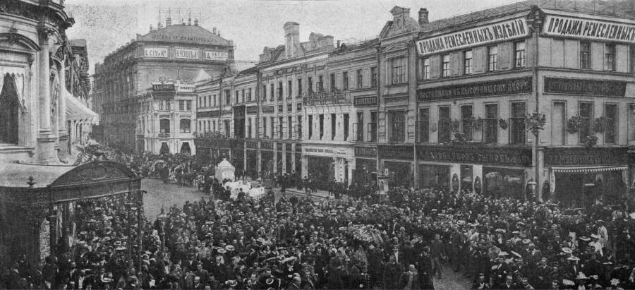Похоронная процессия А.П. Чехова. 9 июля 1904, Кузнецкий Мост, вид с угла Петровки.