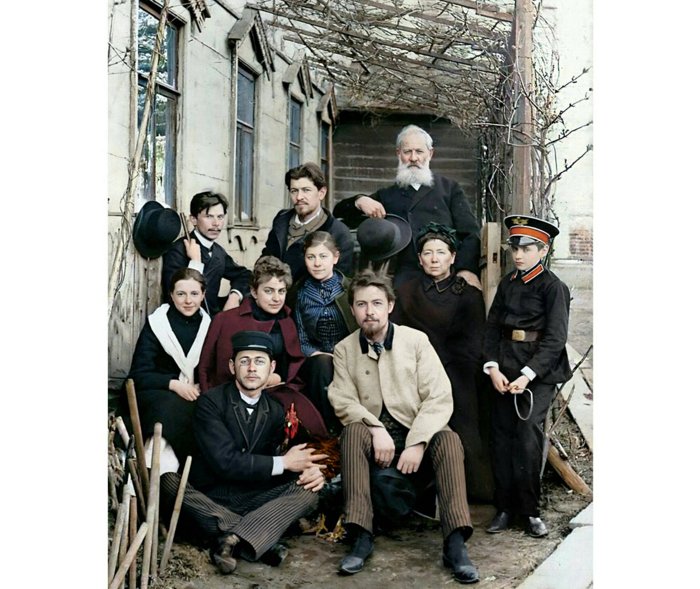 Антон Павлович Чехов среди родных и знакомых во дворе своего дома на Садово-Кудринской улице. 1-ый ряд – М.П.Чехов, А.П. Чехов; 2-ой ряд – А.А. Лёсова, Л.С. Мизинова, М.П. Чехова, А.Я. Чехова, Сережа Киселев. 3-ий ряд – А.И. Иваненко, И.П. Чехов, П.Е. Чехов. Весна 1890 год. Фото: Color by Klimbim 0.2