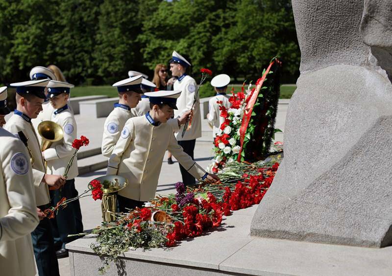 Возложение цветов к мемориалу жертвам фашизма в Краснодаре. 9 мая 2023 года.