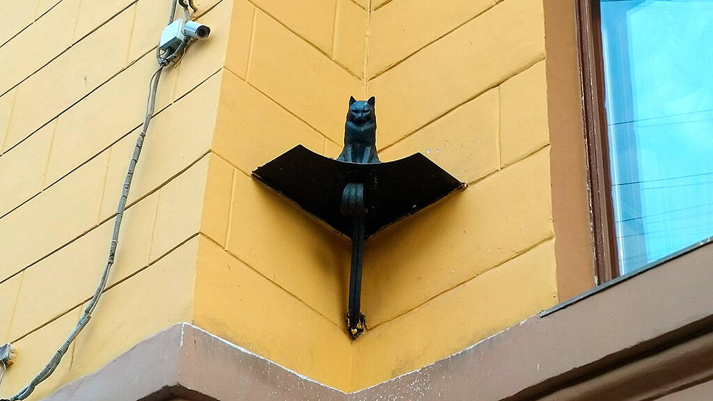 Кот Елисей - памятник в Санкт-Петербурге.