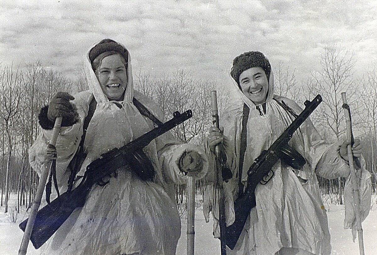 Советский авиадесант. Герои-десантницы орденоносец Галя Метляева (слева) и Женя Леонова (CC BY 4.0)