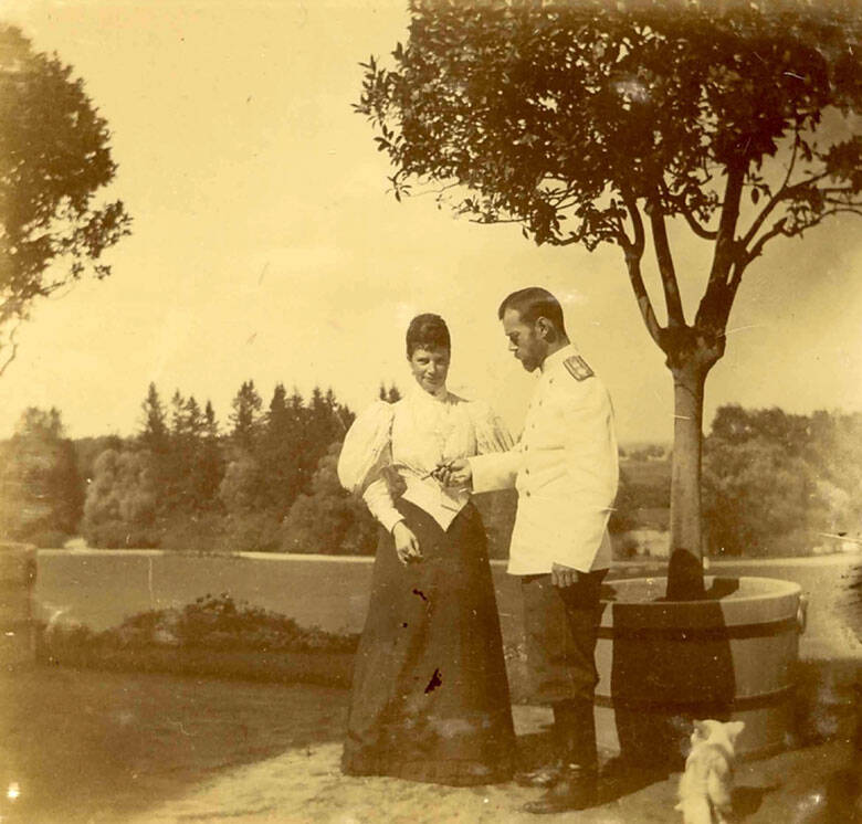 Императрица Мария Федоровна с сыном императором Николаем II. Петергоф, 1896 год.