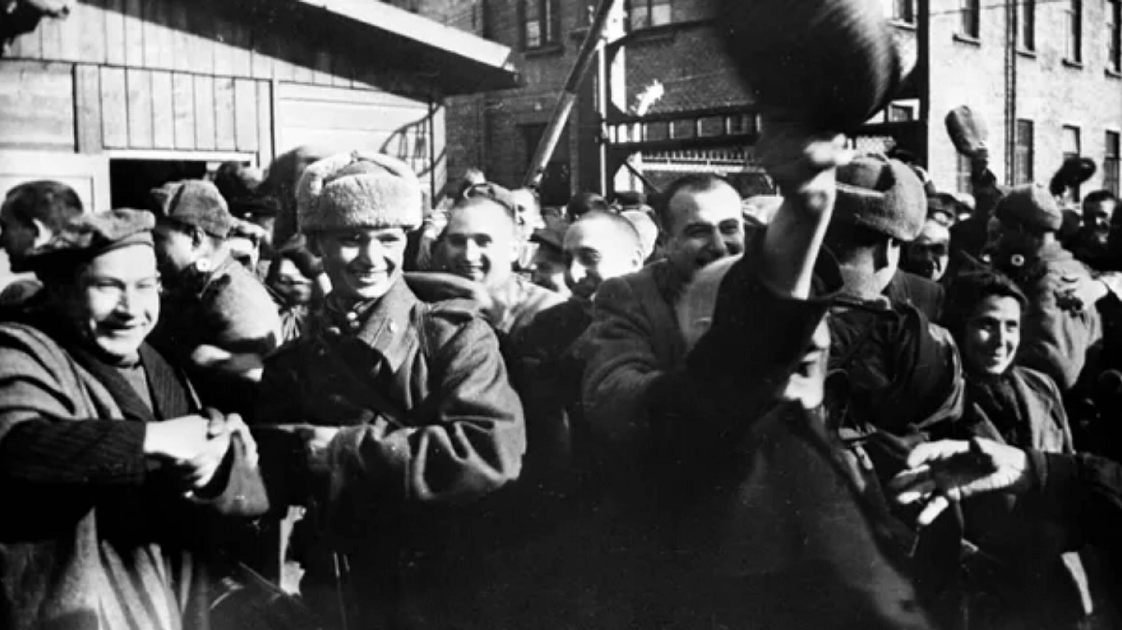 Узники Освенцима в первые минуты после освобождения лагеря Красной армией © РИА Новости / Б.Фишман