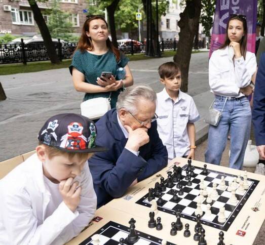 Первые игры после церемонии открытия "Шахматного клуба" Автор: Алексеев Д.