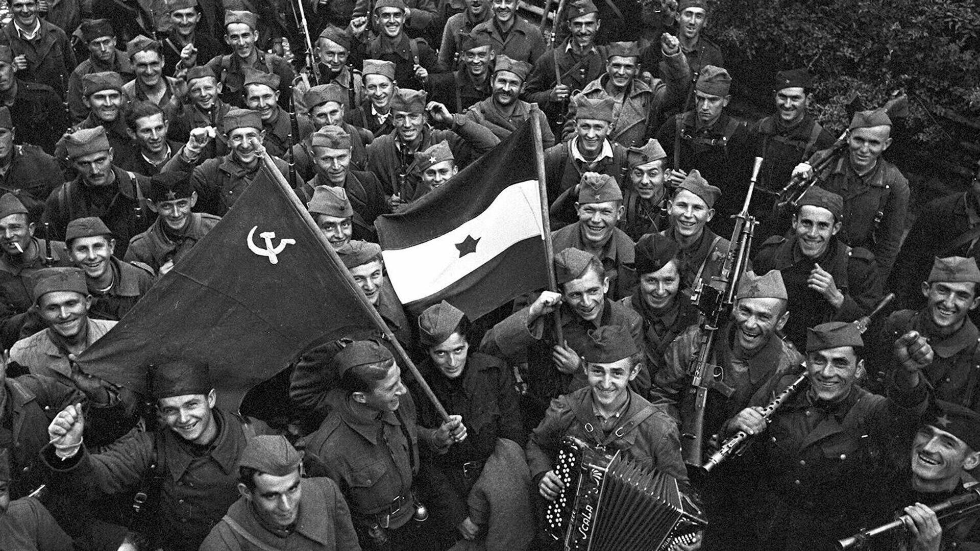 Советские и югославские бойцы с национальными флагами в освобожденном Белграде. 20 октябрь 1944 г. Фото Э. Халдея.
