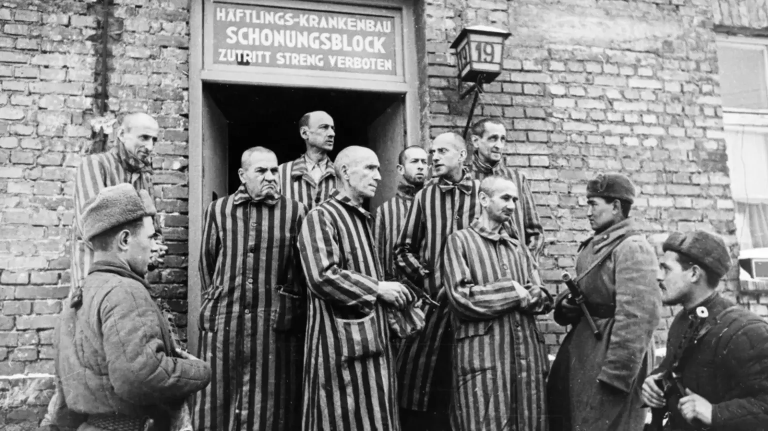 Красная Армия освободила узников нацистского лагеря смерти Освенцим