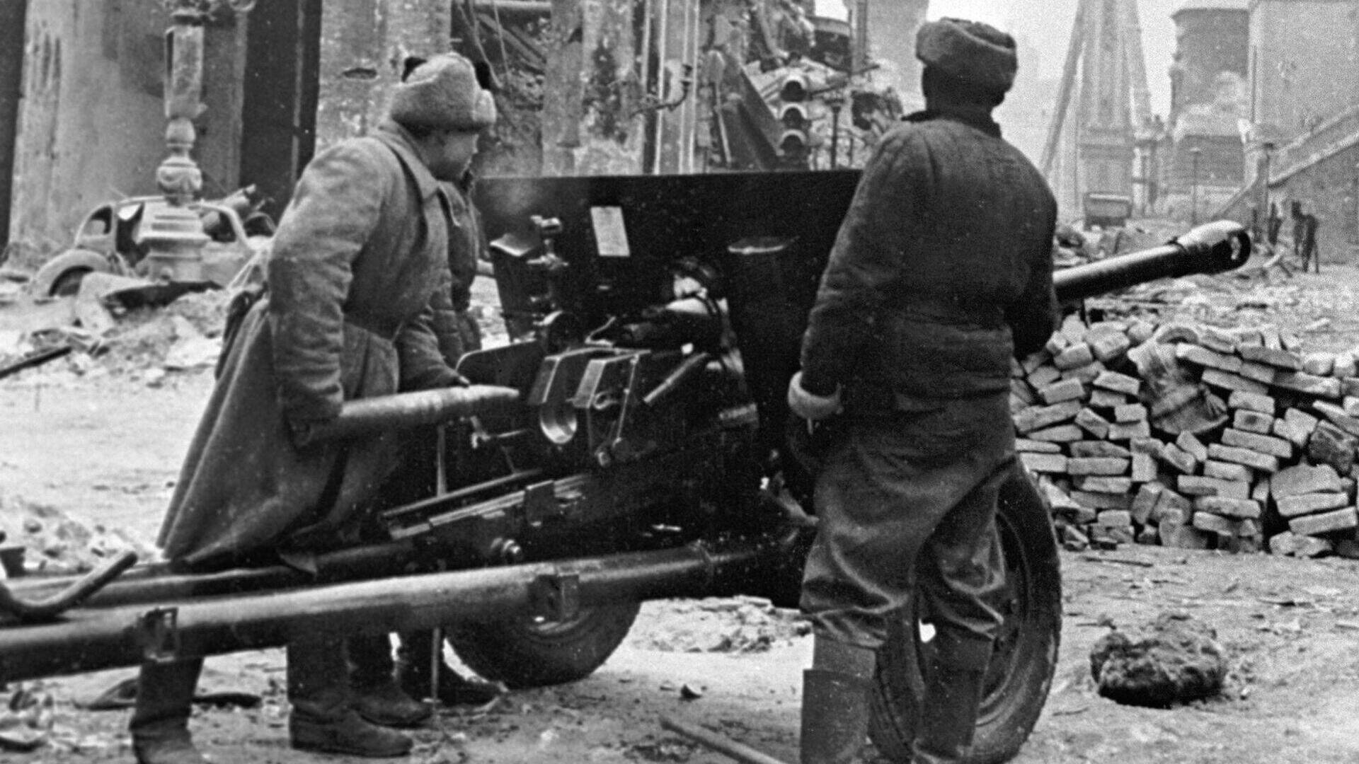 На вооружение принята 76-мм дивизионная пушка ЗИС-3