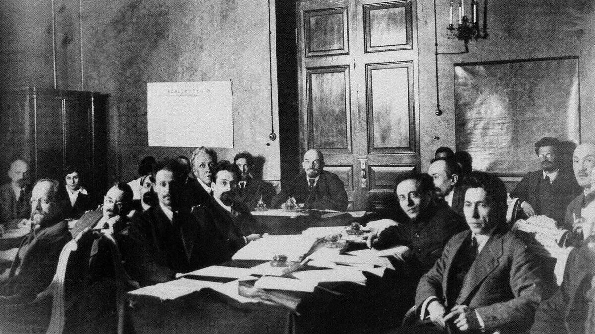 В связи с наступлением немецких войск на Псков Ленин на закрытом заседании Совнаркома сообщил о необходимости переезда правительства в Москву всем собравшимся наркомам