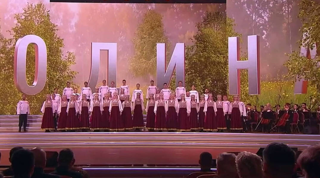 На сцене Благородного собрания Москвы 1-й концерт дал Русский народный хор Пятницкого