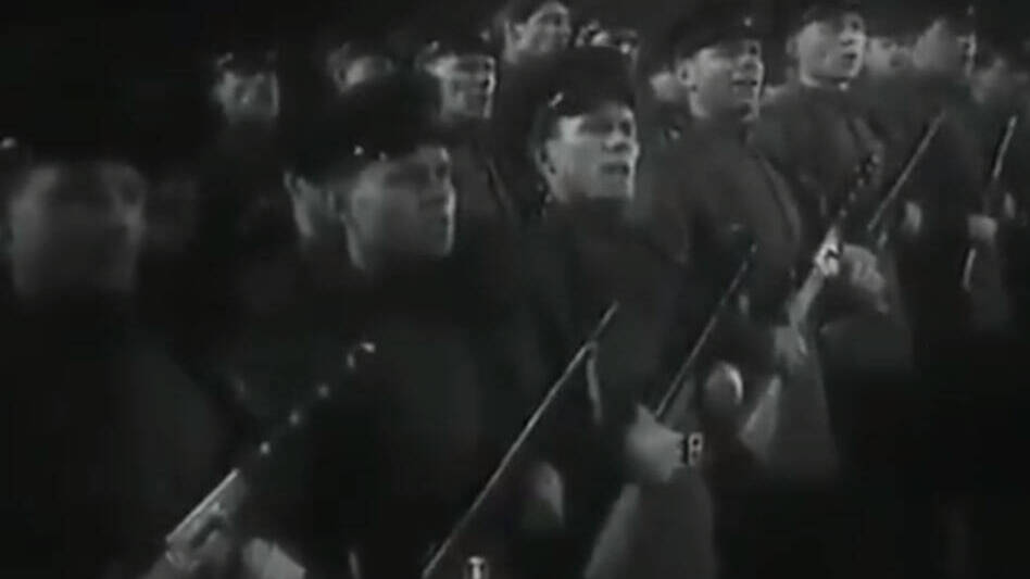 Первое исполнение песни «Несокрушимая и легендарная»