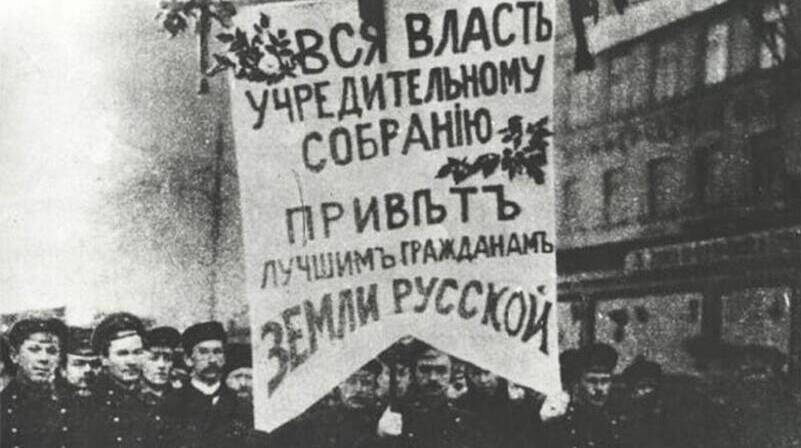 Советскими властями распущено Учредительное собрание