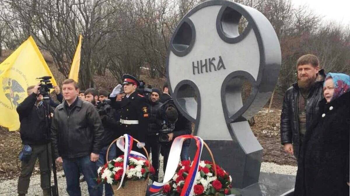 В Аргунском ущелье бойцы 6-й роты 104-го парашютно-десантного полка 76-й дивизии ВДВ под командованием подполковника М.Евтюхина приняли бой с 2,5 тыс. боевиков