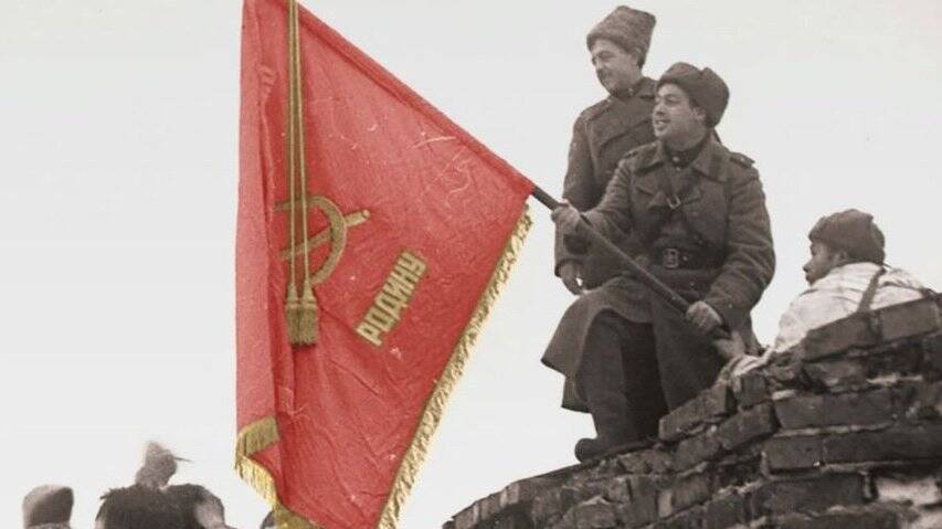 Воины Красной Армии водрузили красное знамя на древней кремлевской стене Великого Новгорода