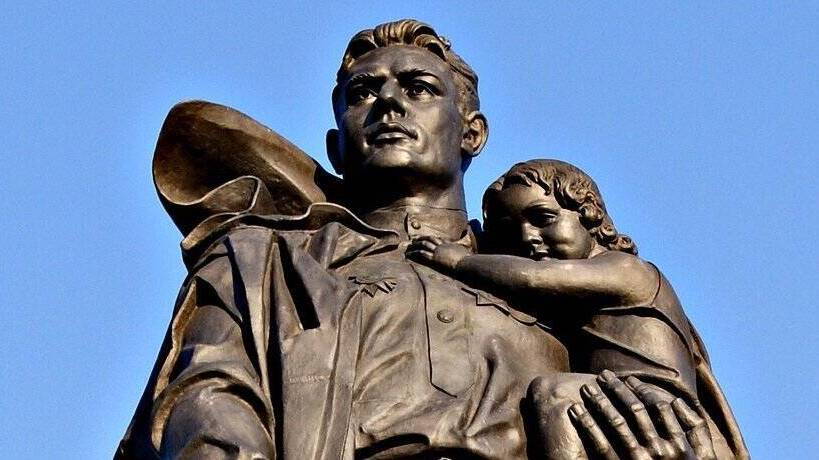 Сержант Масалов спас немецкую девочку из огня в Берлине