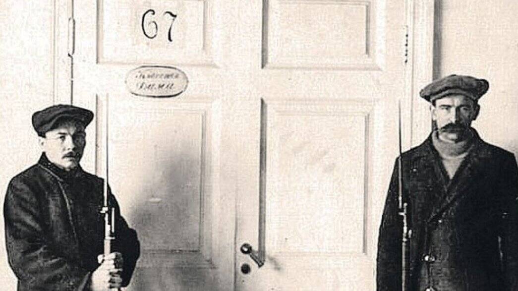 Екатериной II основан институт благородных девиц (Смольный)