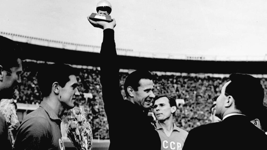 Льву Яшину вручен «Золотой мяч»