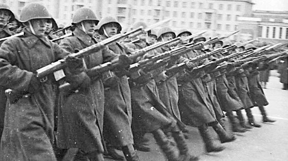 На вооружение Красной Армии была принята одна из самых знаменитых винтовок СВТ-40