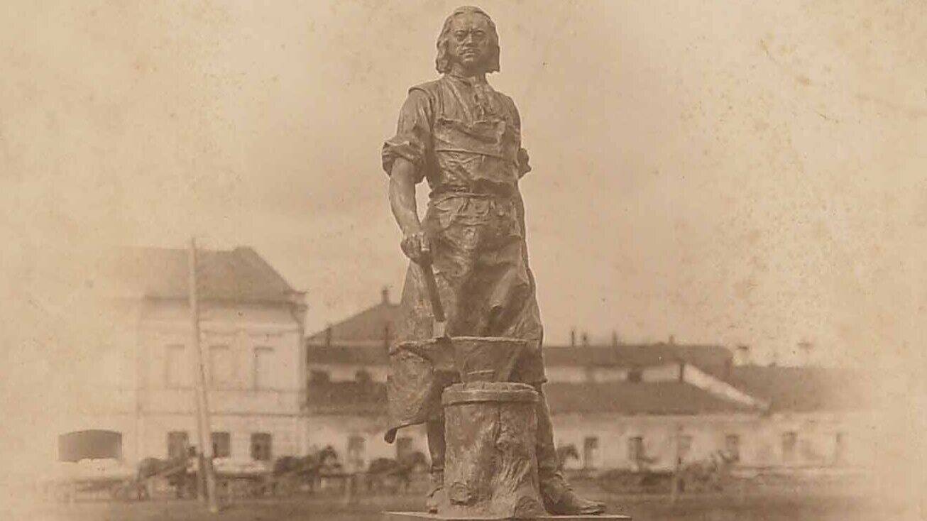 В ознаменование 200-летия Тульского оружейного завода открыт памятник Петру I.