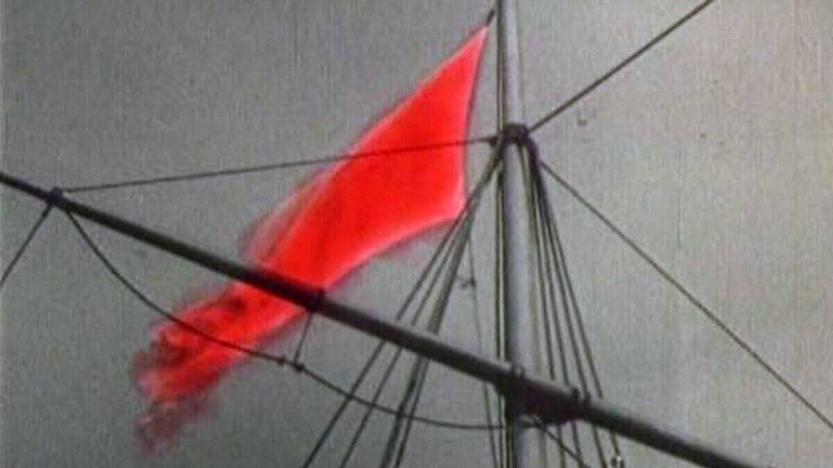 По предложению Свердлова ВЦИК утвердил красный флаг национальным российским флагом