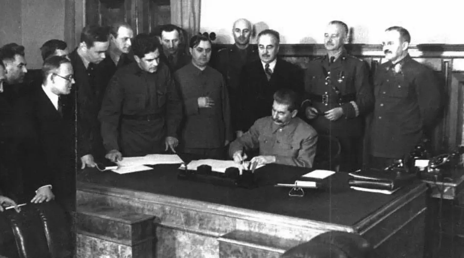 Подписан советско-польский договор о дружбе, взаимной помощи и послевоенном сотрудничестве