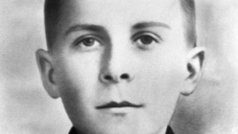 Последней гранатой подорвал себя и гитлеровских карателей 14-летний партизанский разведчик Марат Казей